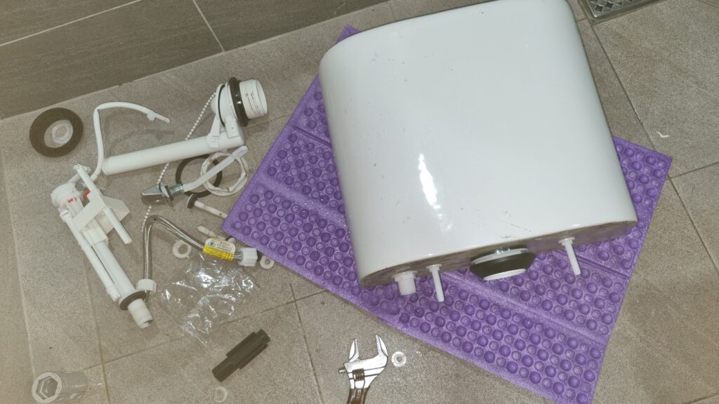 분당 변기 수조를 분해해 부속품(필밸브·플러시밸브·패킹)을 교체하는 작업 사진