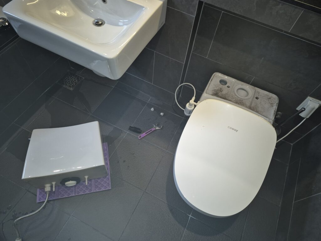 산척동 변기수리 현장 물이 찰 때 소음이 심해 부속품 교체 작업으로 해결하는 과정 사진