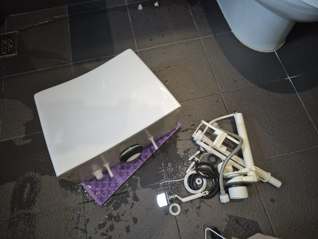 산척동 변기수리 현장 물이 찰 때 소음이 심해 부속품 교체 작업으로 해결하는 과정 사진