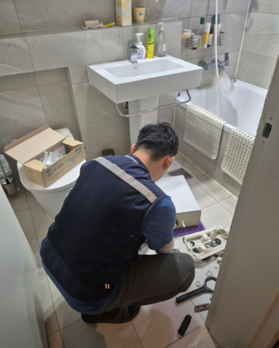 동탄 화장실에서 변기 수통 부속을 점검·교체하는 현장 작업 사진