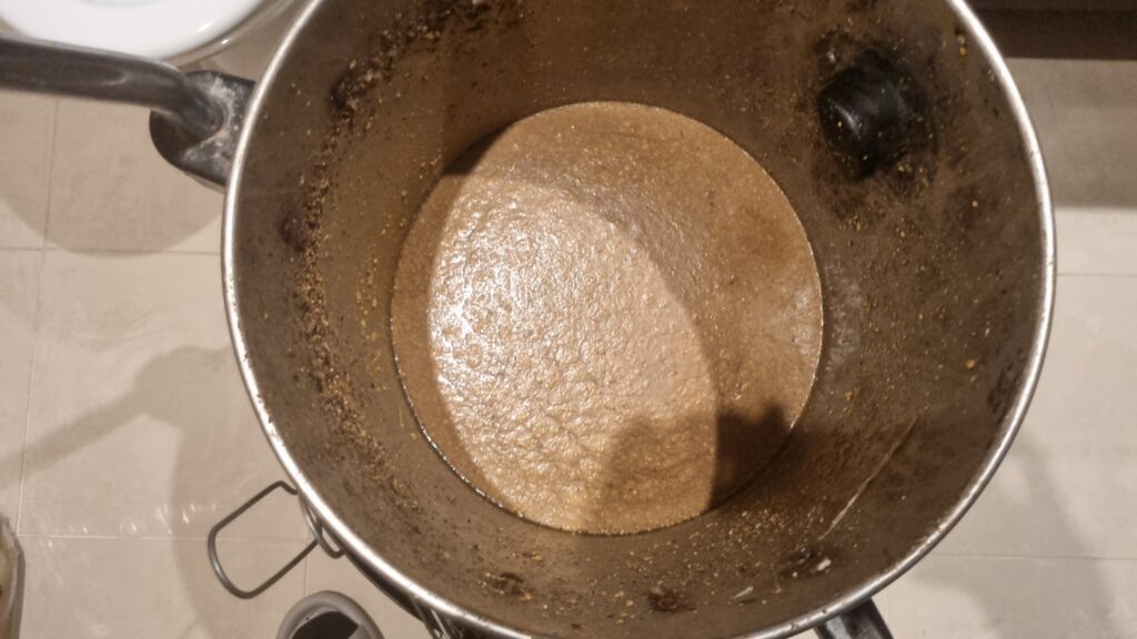분당 싱크대막힘 배관에서 제거된 기름과 이물질이 모여 있는 모습