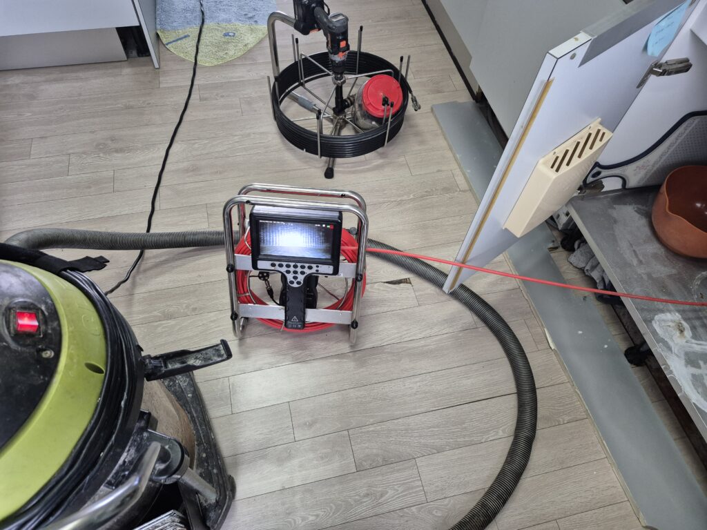 분당 싱크대막힘 작업 후 배관 내시경으로 최종 점검하는 모습