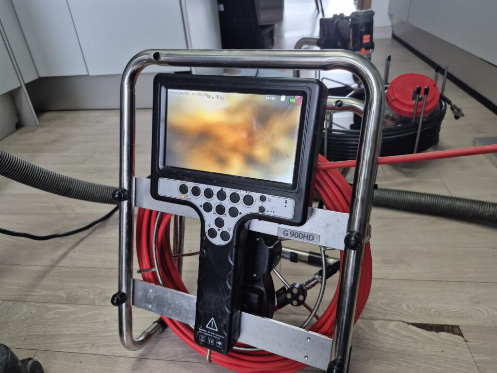 분당 싱크대막힘 배관 내부 기름때와 이물질 상태를 확인하는 내시경 장비 화면