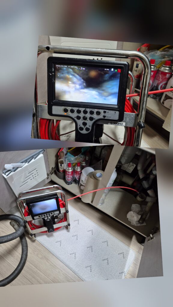 동탄 싱크대막힘 - 동탄 반송동 아래층 누수 원인을 확인하기 위해 싱크대 막힘과 배수 역류 상태를 내시경으로 점검하는 현장 사진