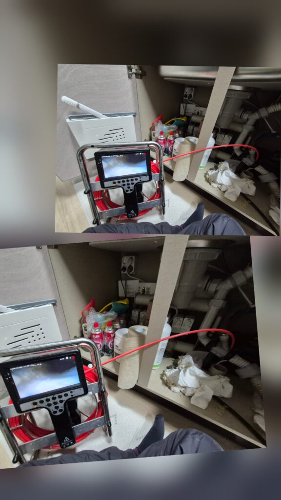 동탄 반송동 아래층 누수 원인을 확인하기 위해 싱크대 막힘과 배수 역류 상태를 내시경으로 점검하는 현장 사진
