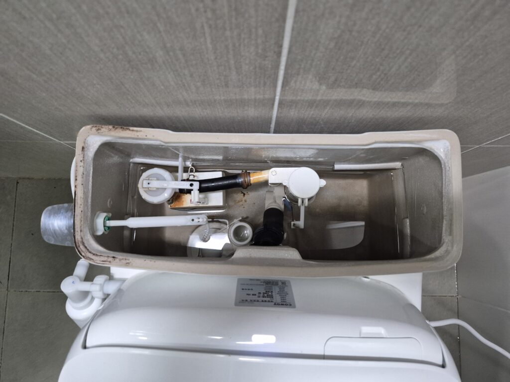 광교변기수리 - 고장난 변기 부속품 확인중