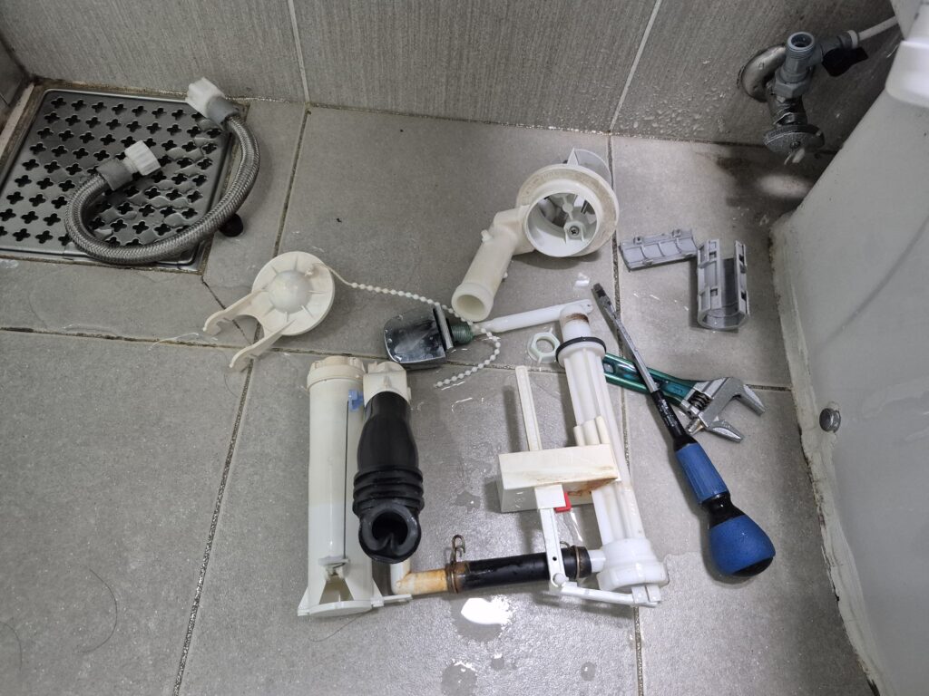 광교변기수리 - 고장난 변기 부속품 탈거 완료