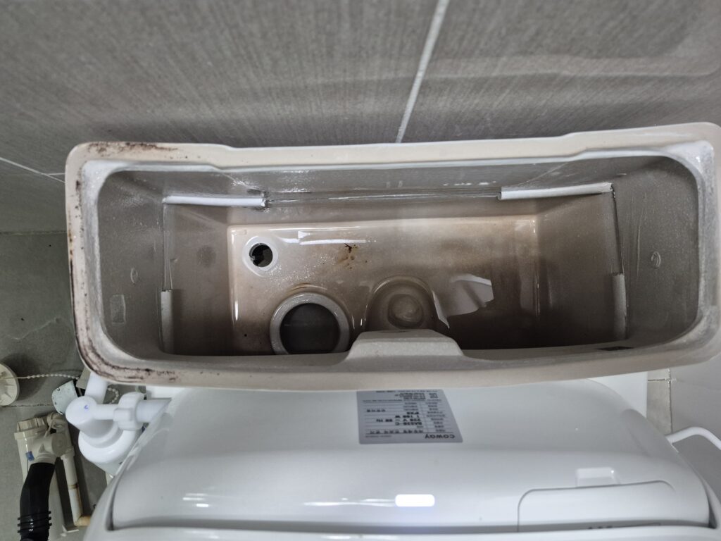 광교변기수리 - 고장난 변기 부속품 탈거 완료후 수통 점검중