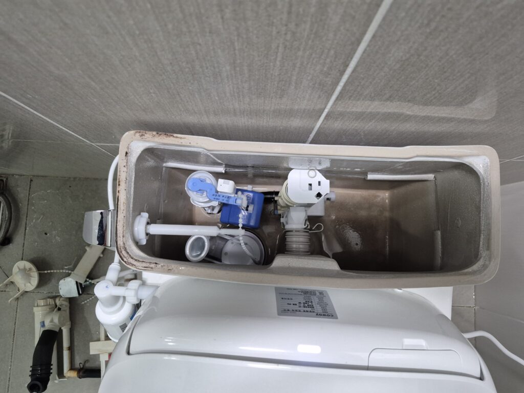 광교 변기수리, 새 부속품을 꼼꼼히 설치 완료한 이미지