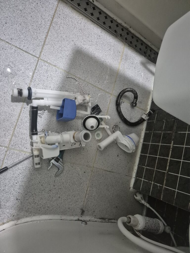 병점 변기수리 수통 부속 분해 상태 교체 전 부품 확인 과정