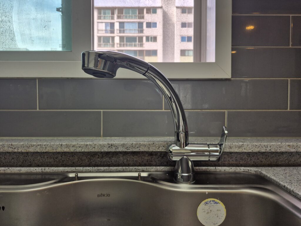 동탄 반송동 싱크대 수전교체 후 새 주방 수전이 설치된 모습