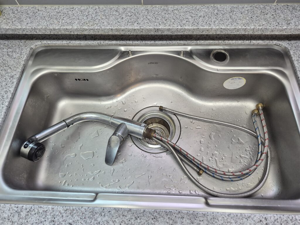 동탄 반송동 현장에서 철거한 기존 싱크대 수전을 싱크볼 위에 올려둔 모습